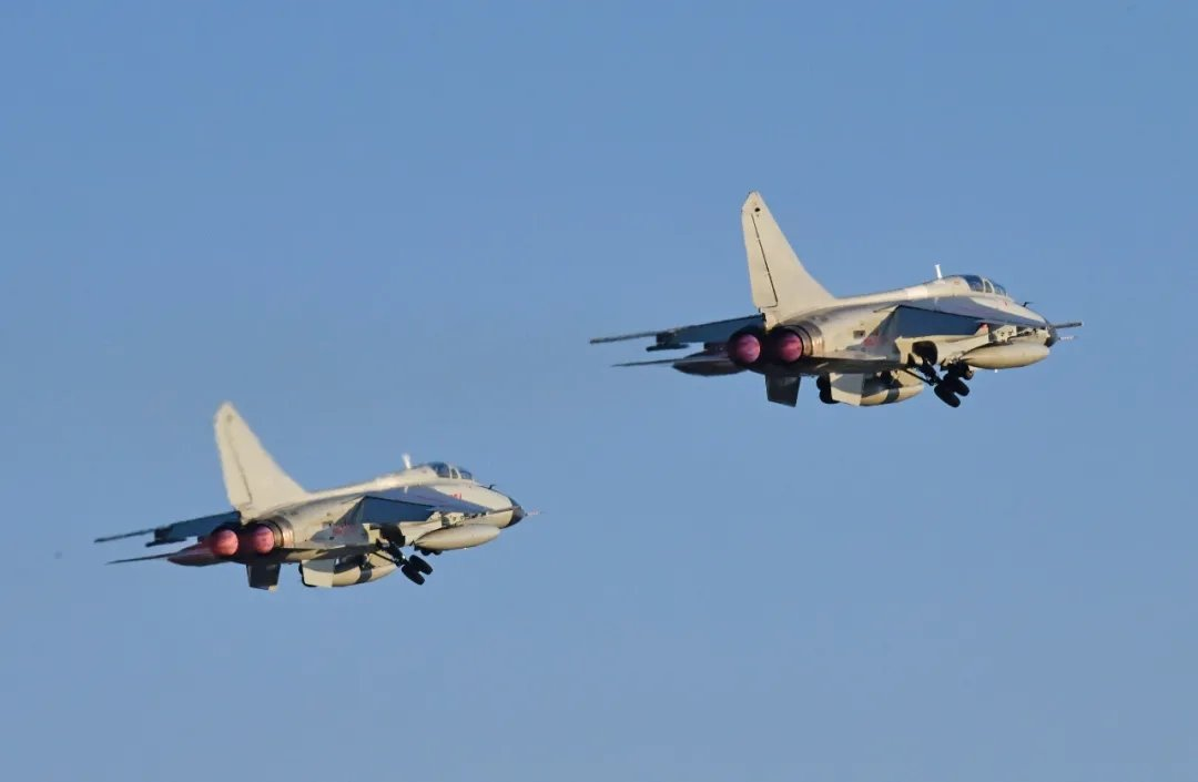 擦亮战场“千里眼”，海军航空兵某部组织对海打击协同训练