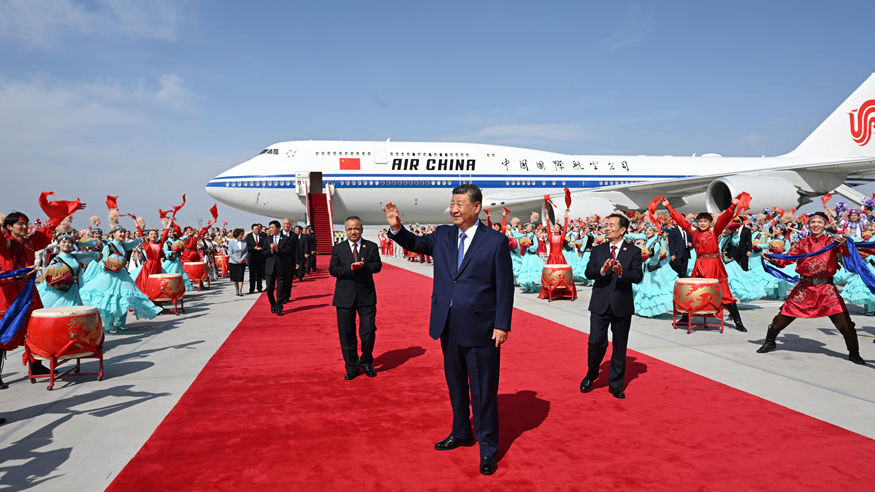 习近平率中央代表团抵达乌鲁木齐出席新疆维吾尔自治区成立70周年庆祝活动