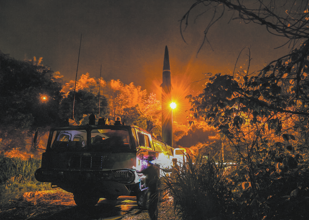 鏖战山林砺剑锋!火箭军某部组织全流程夜间发射训练