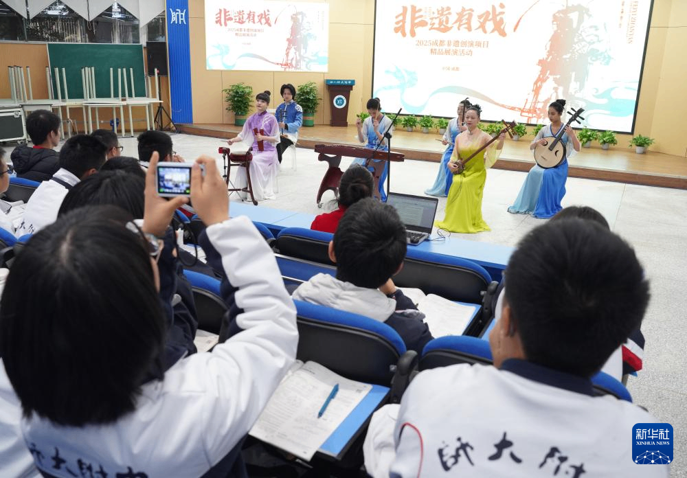成都：非遗精品展演进中学