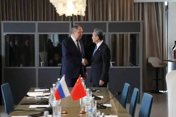 王毅同拉夫罗夫共同强调维护二战胜利成果