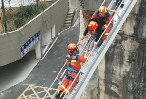 七旬聋哑老人被困高洞 贵阳消防暖心救援